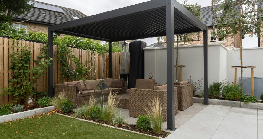 Gemütlicher Sitzbereich unter der Pergola